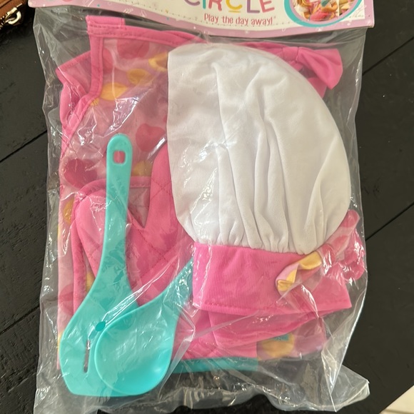 Chef’s Apron with Hat and Accessories - Picture 3 of 3